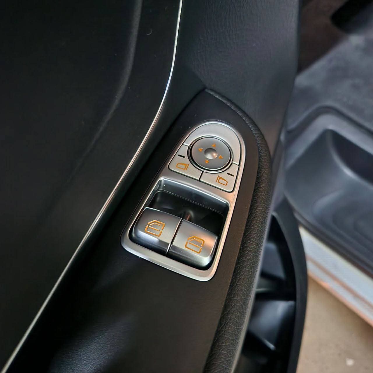 
								2020 Mercedes-Benz Avantgarde V 220 CDI Base 2.0L DSL AT SALE!!! full									