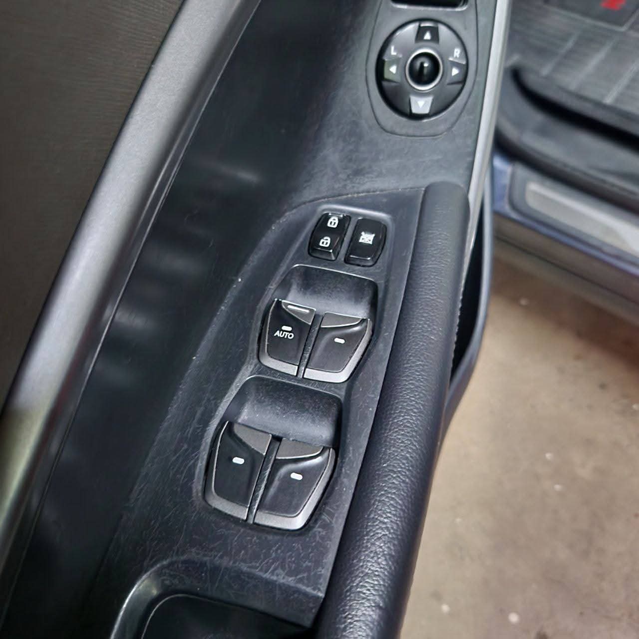 
								2015 Hyundai Santa Fe 2.2L DSL AT full									