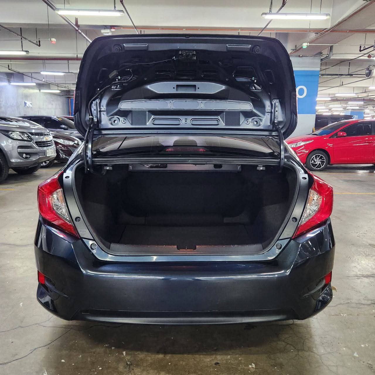 
								2018 Honda Civic 1.8L E CVT i-VTEC AT SALE!!! full									