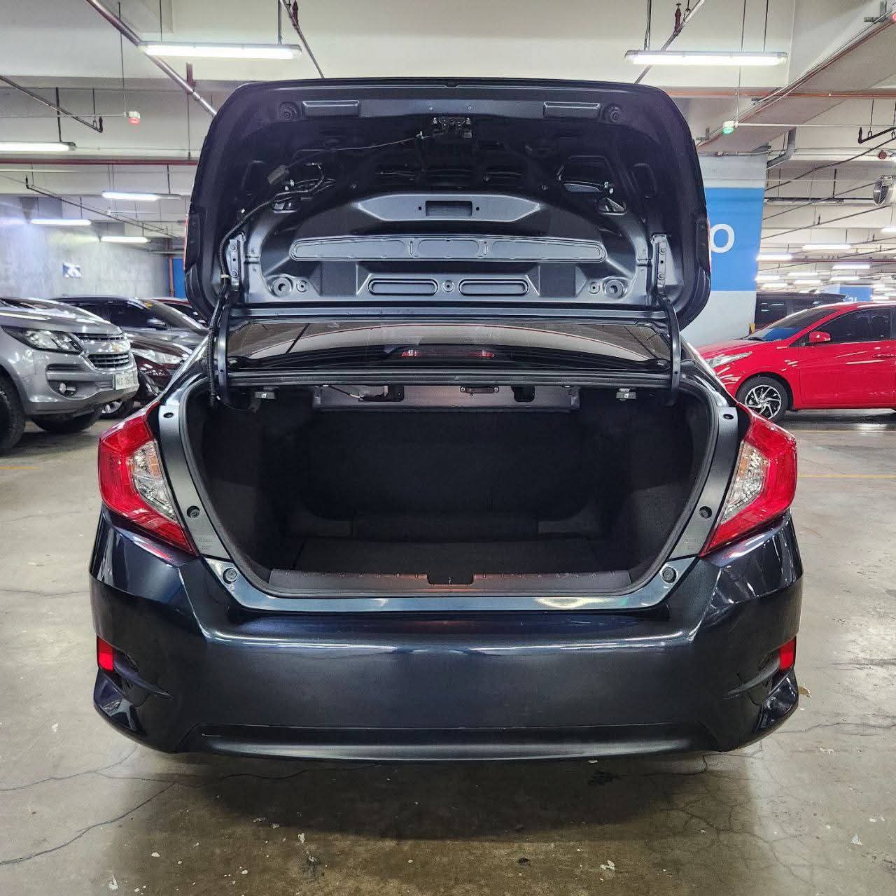 
								2018 Honda Civic 1.8L E CVT i-VTEC AT SALE!!! full									