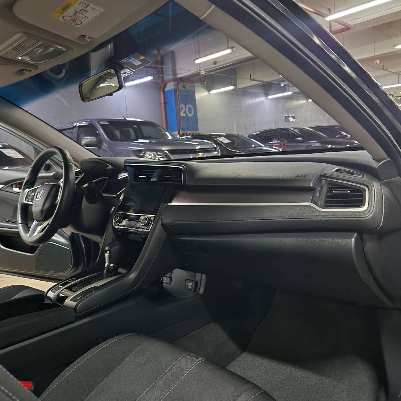 
								2018 Honda Civic 1.8L E CVT i-VTEC AT SALE!!! full									