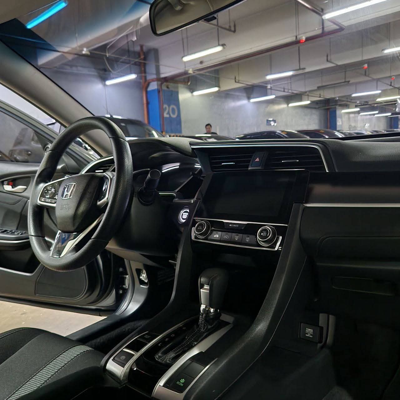 
								2018 Honda Civic 1.8L E CVT i-VTEC AT SALE!!! full									