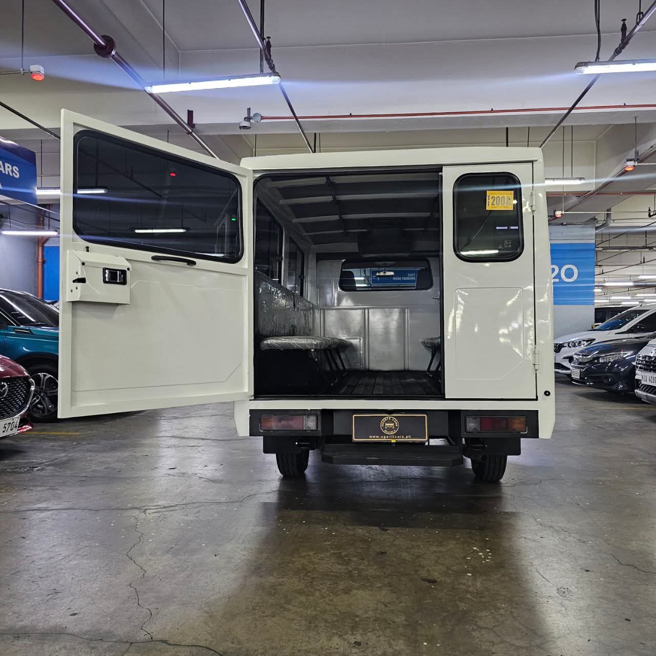 
								2025 Mitsubishi L300 Exceed FB Body 2.2L DSL MT full									