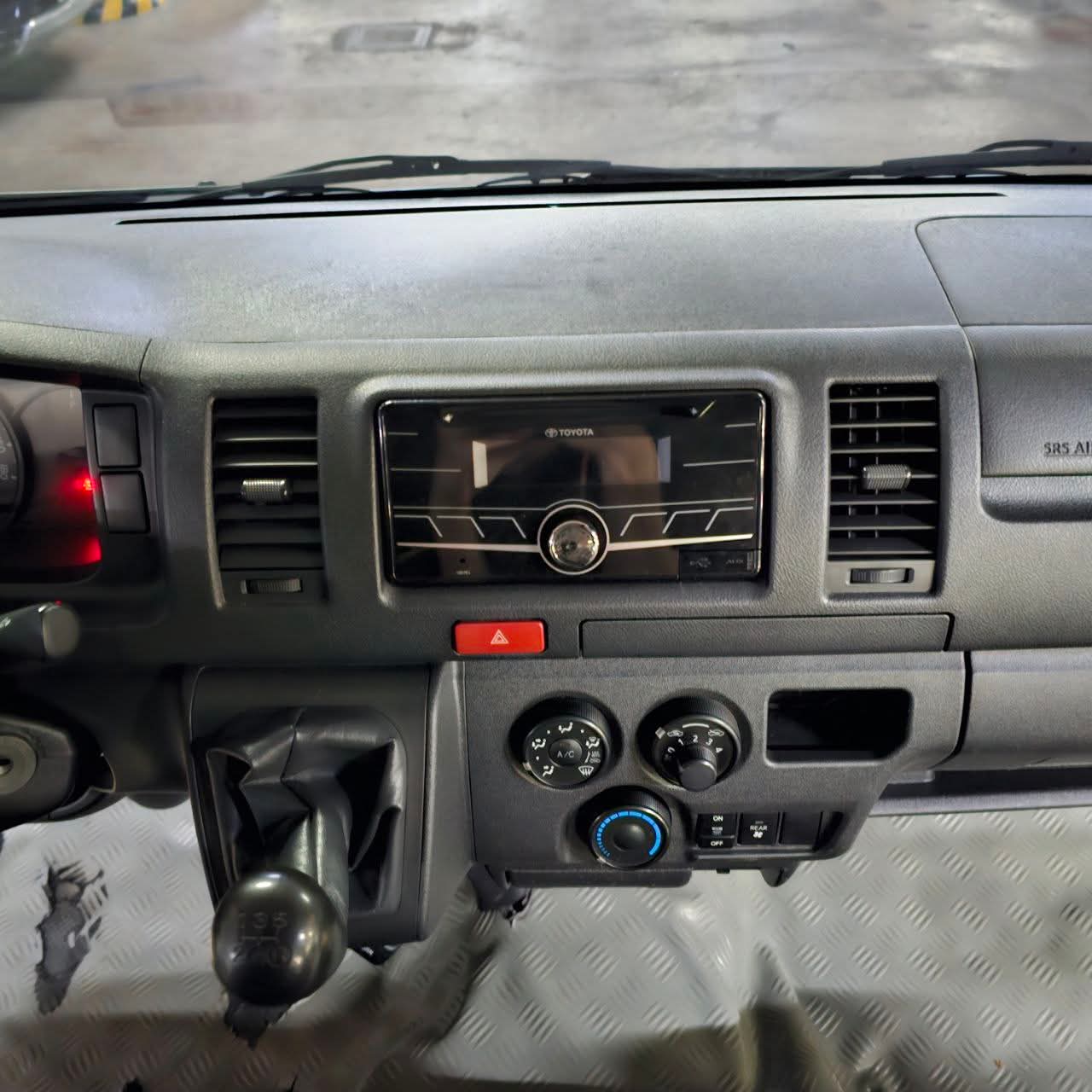
								2021 Toyota Hiace Commuter 3.0L DSL MT SALE!!! full									