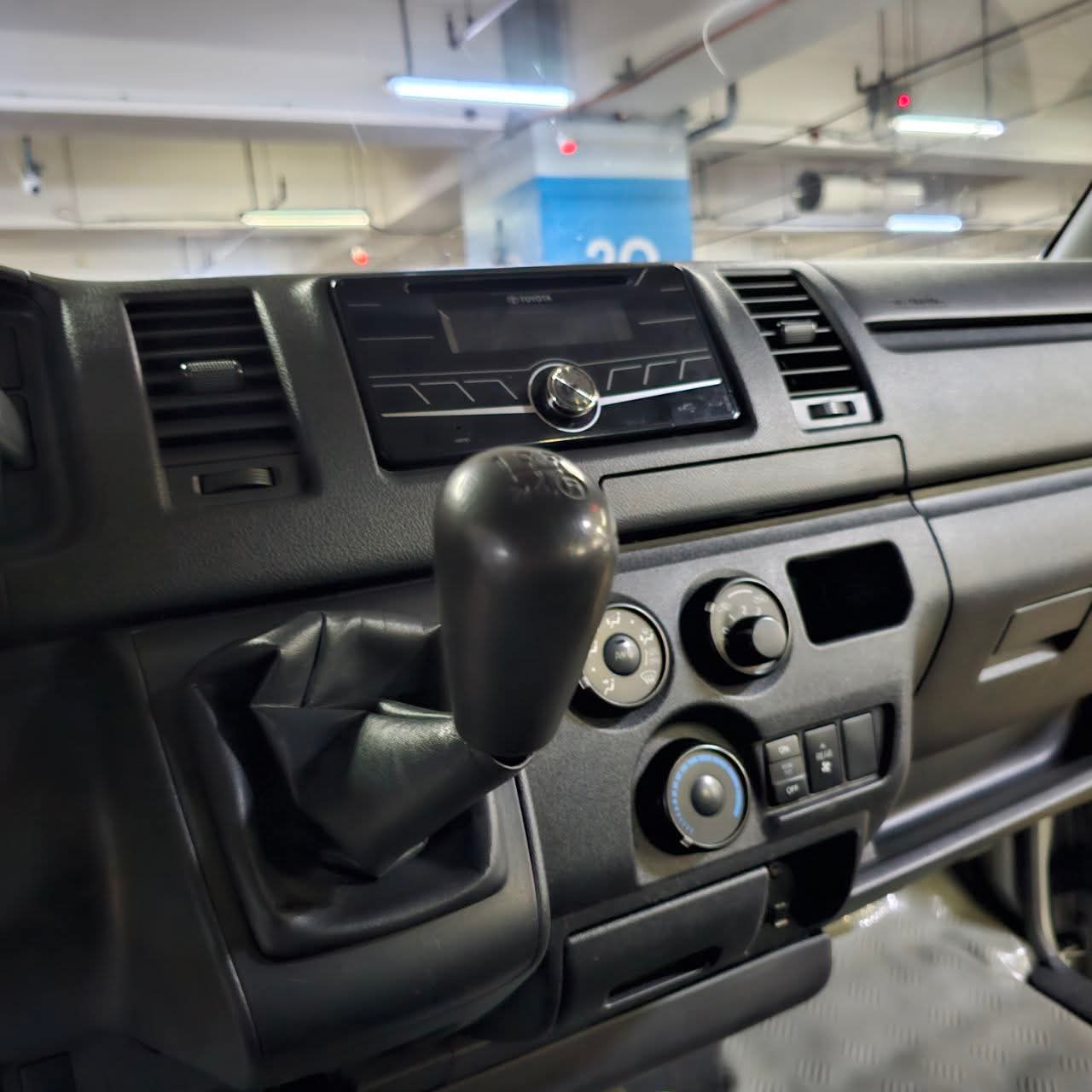 
								2021 Toyota Hiace Commuter 3.0L DSL MT SALE!!! full									