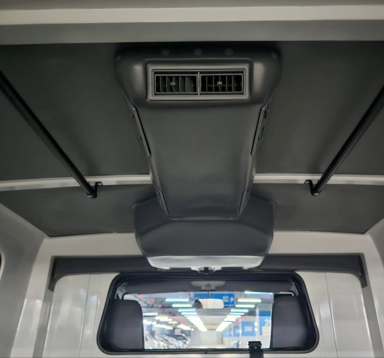 
								2025 Mitsubishi L300 2.3L FB Body DSL MT full									