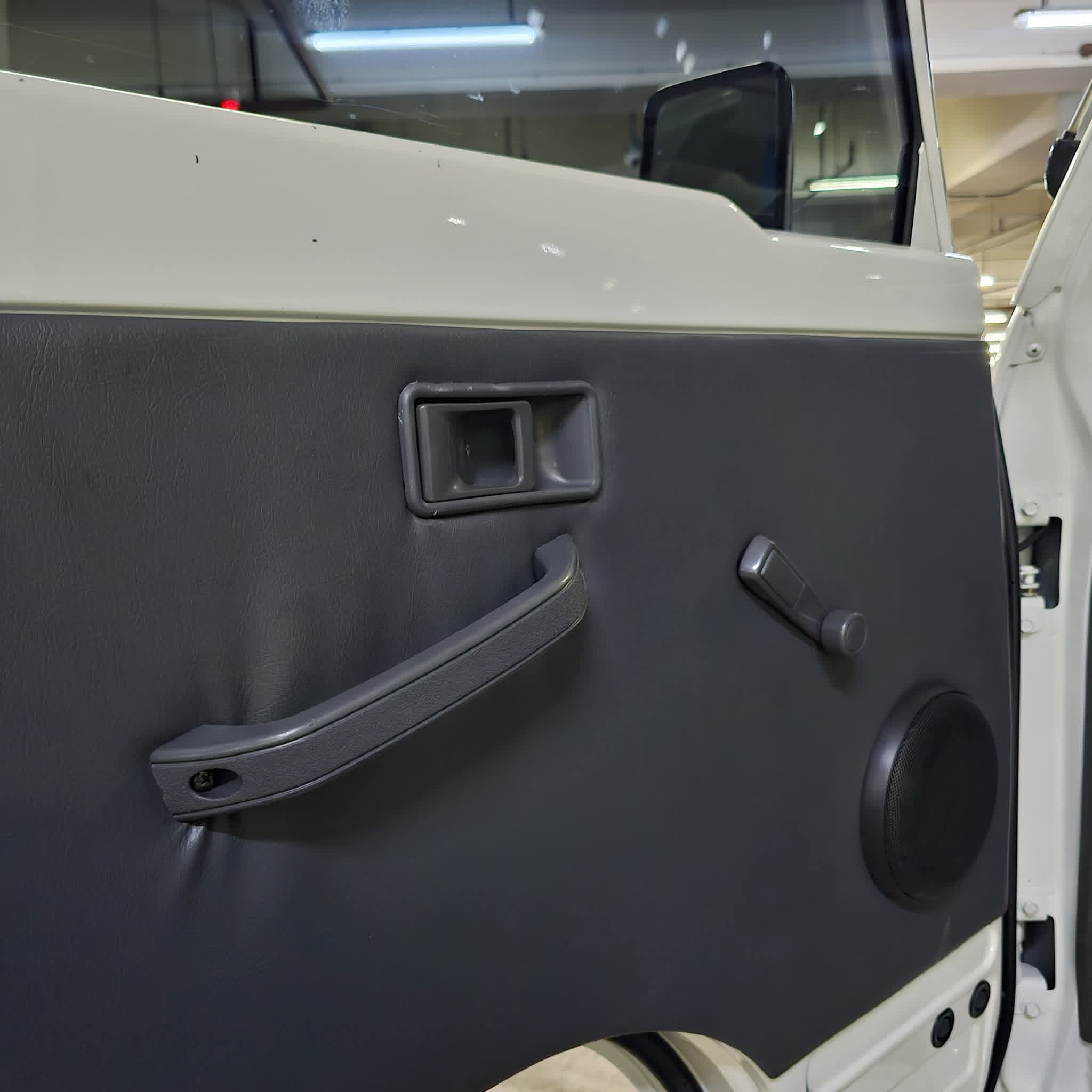 
								2024 Mitsubishi L300 CC Long FB Body 2.2L DSL MT full									