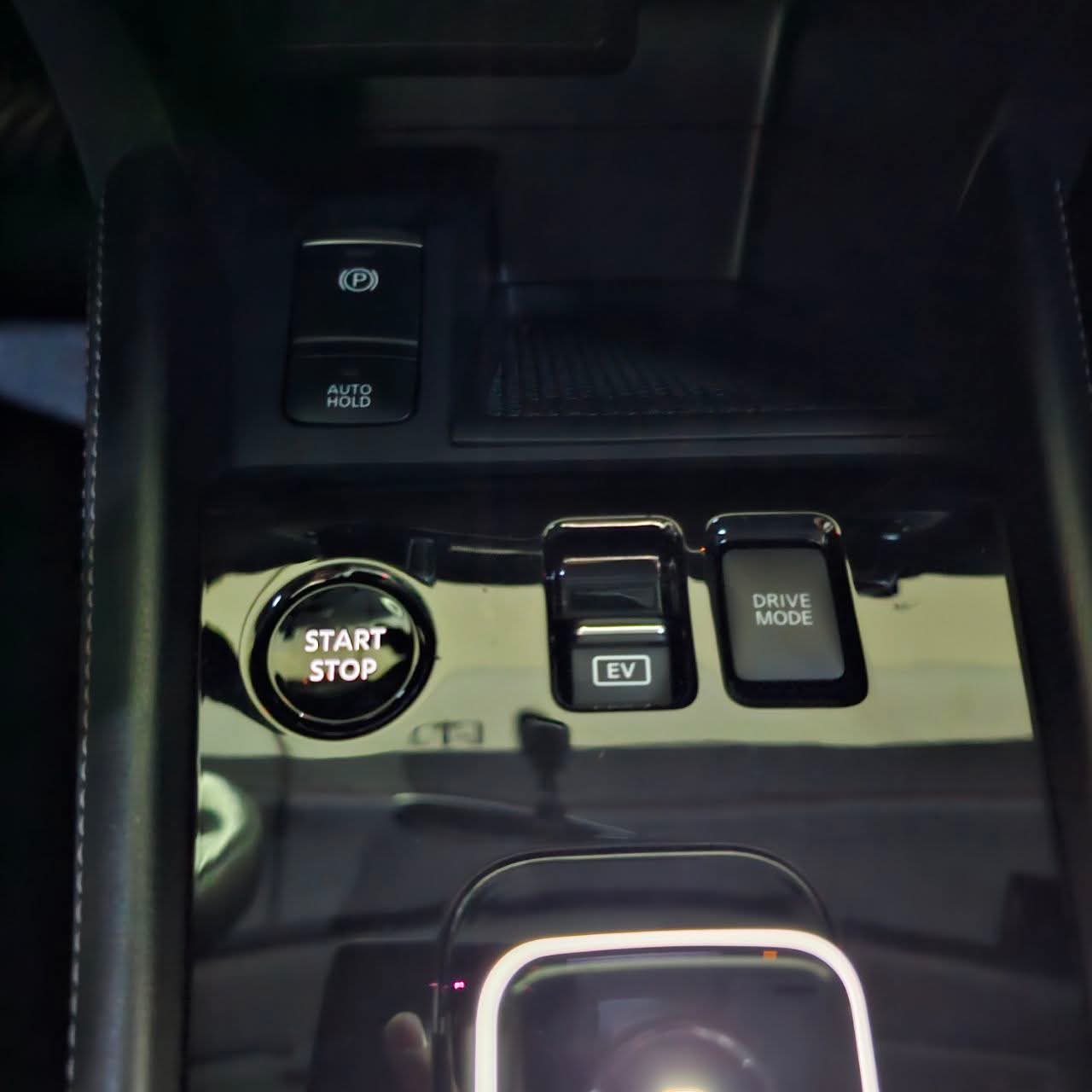 
								2025 Nissan Kicks 1.2L E-Power VE AT full									
