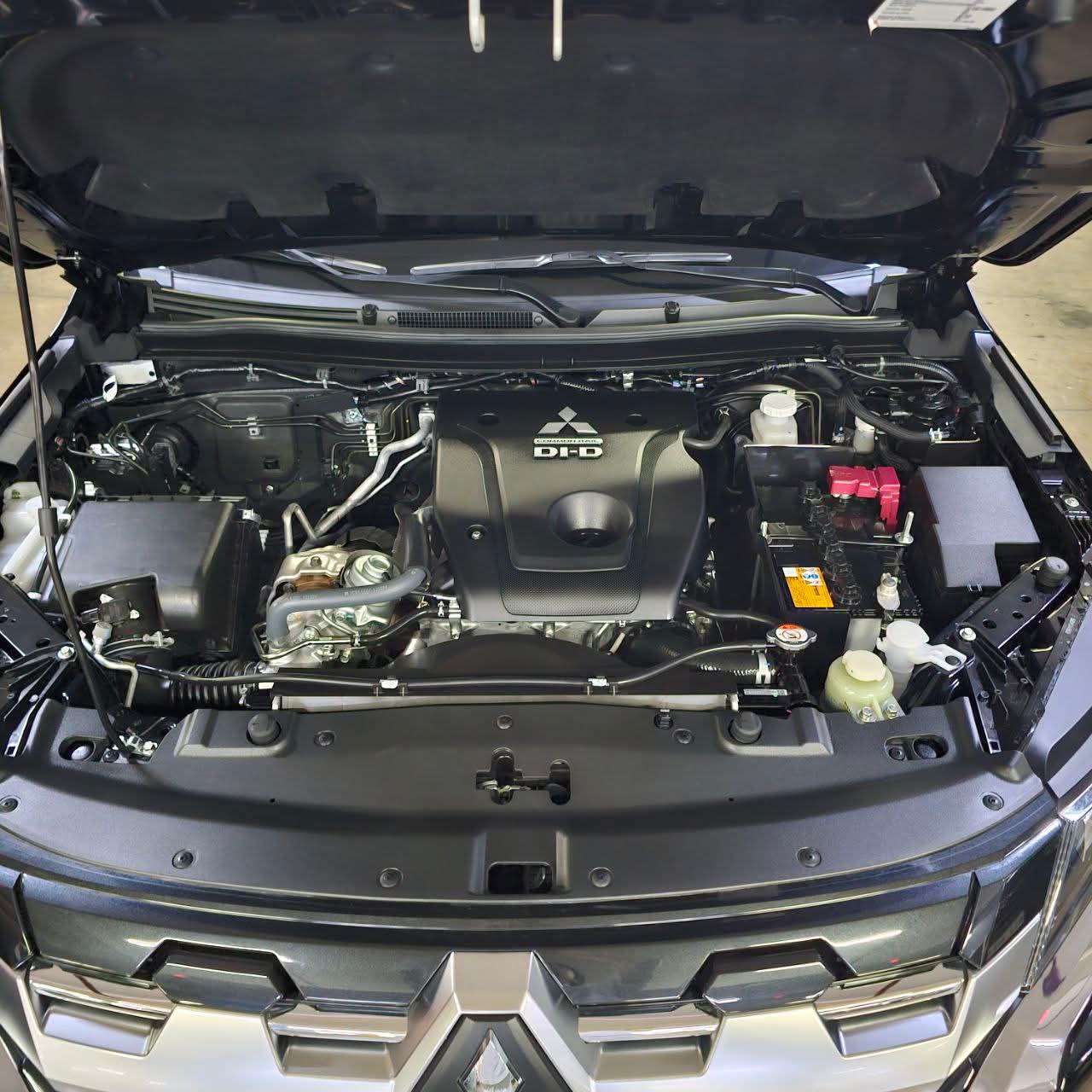 
								2025 Mitsubishi Montero Sports GLX 2.4L DSL MT full									