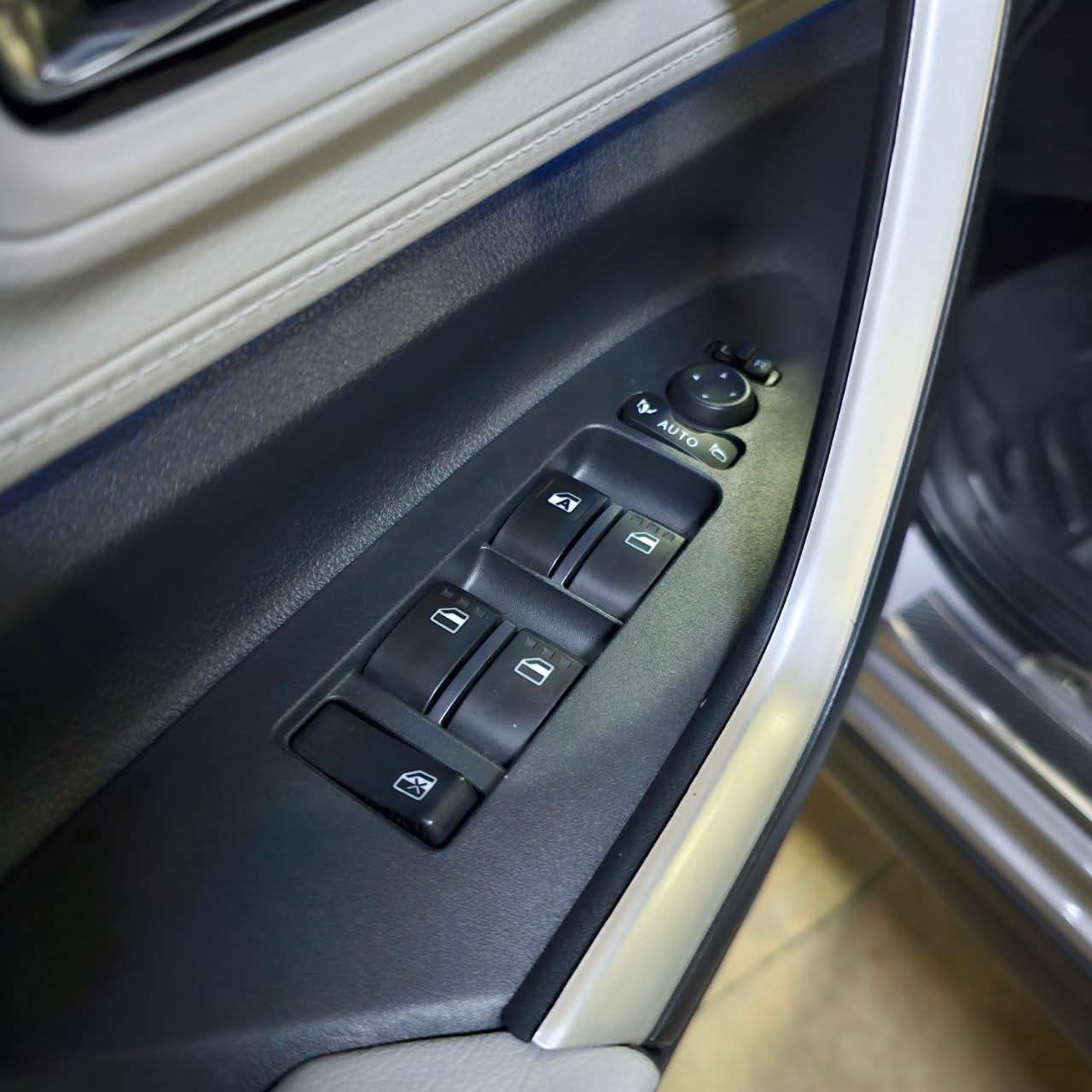 
								2023 Toyota Veloz G 1.5L CVT AT full									