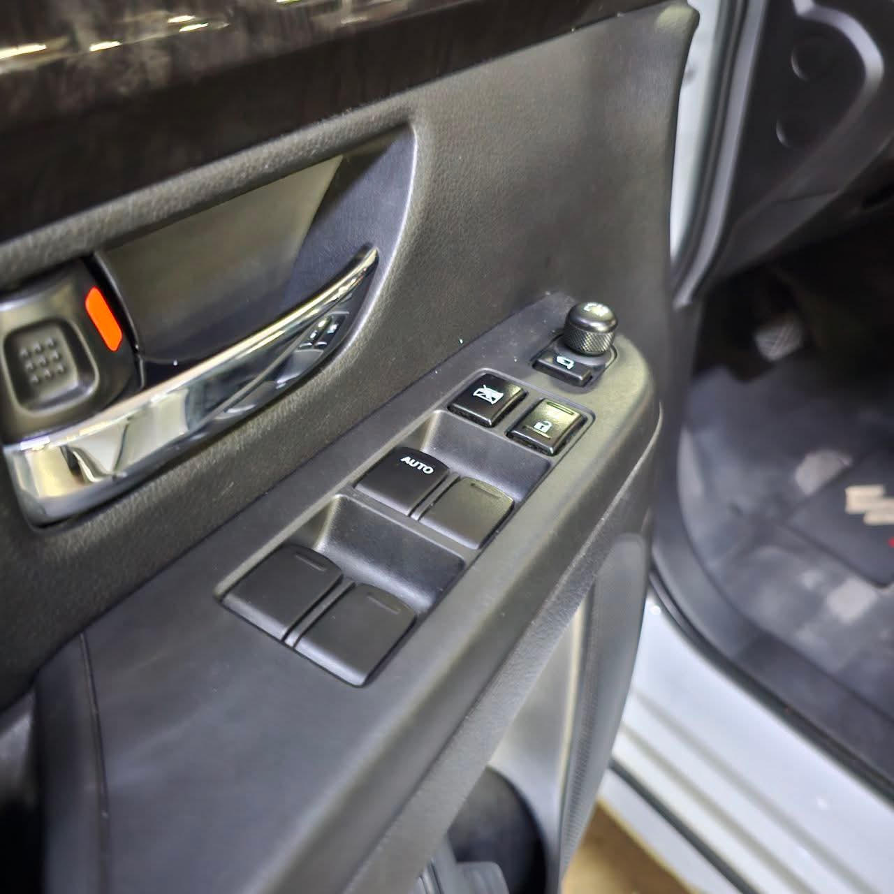 
								2025 Suzuki XL7 1.5L Hybrid AT full									