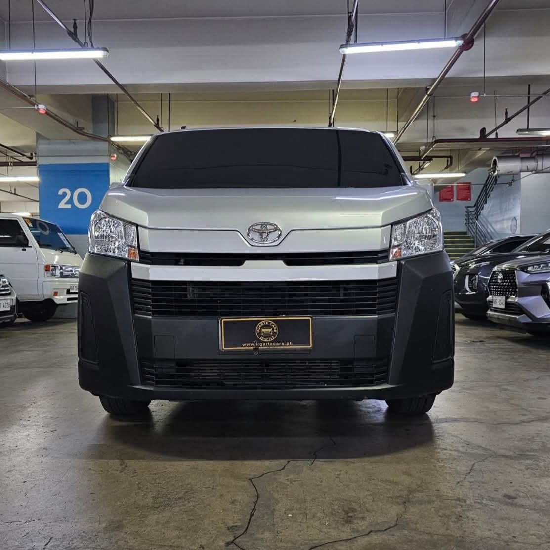 
								2024 Toyota Hiace Commuter Deluxe 2.8L DSL MT full									