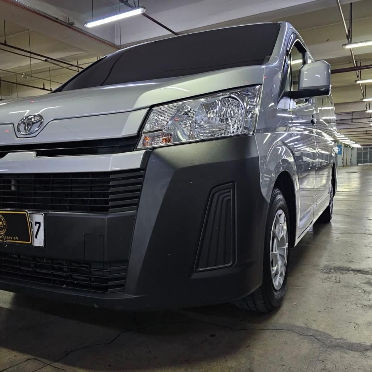 
								2024 Toyota Hiace Commuter Deluxe 2.8L DSL MT full									