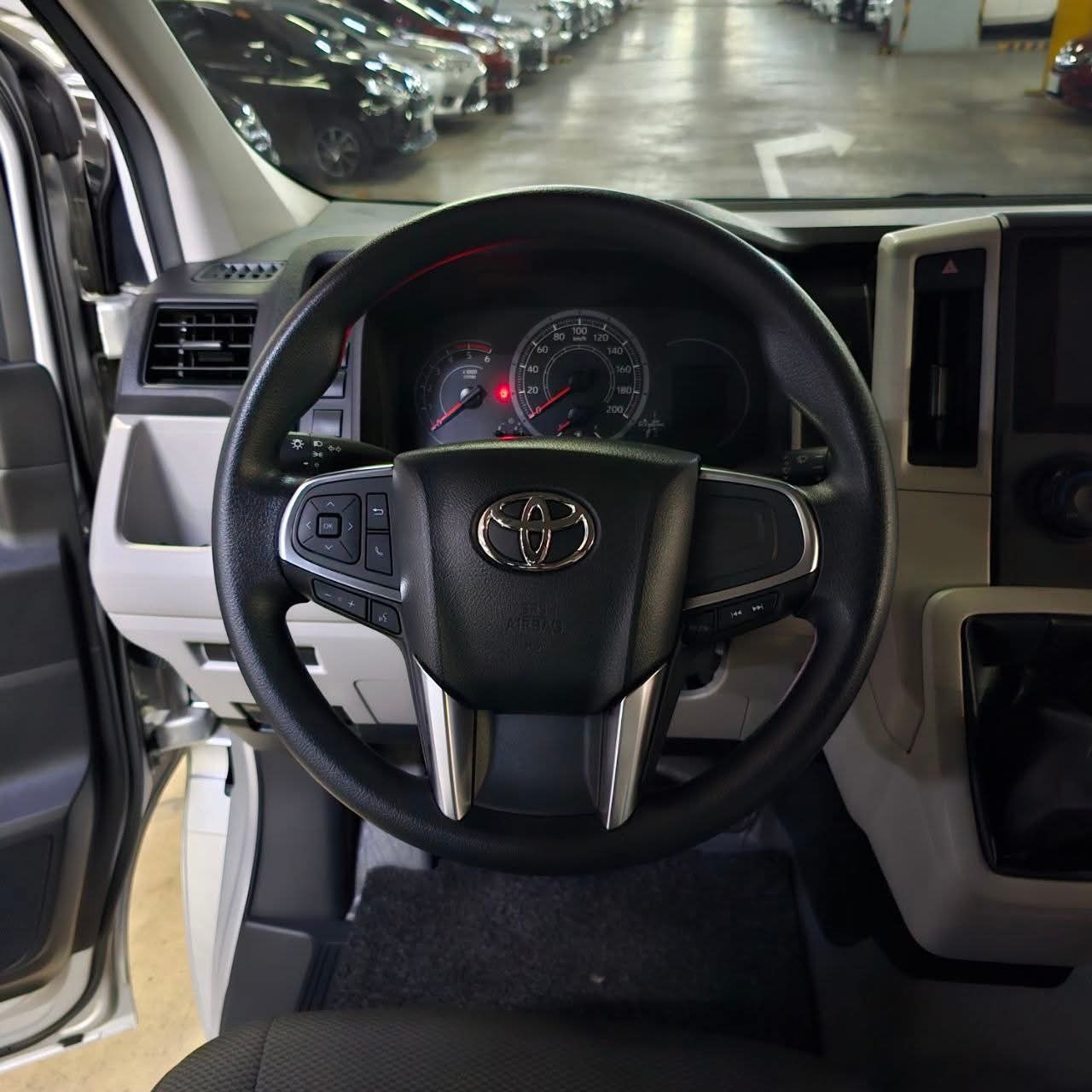 
								2024 Toyota Hiace Commuter Deluxe 2.8L DSL MT full									