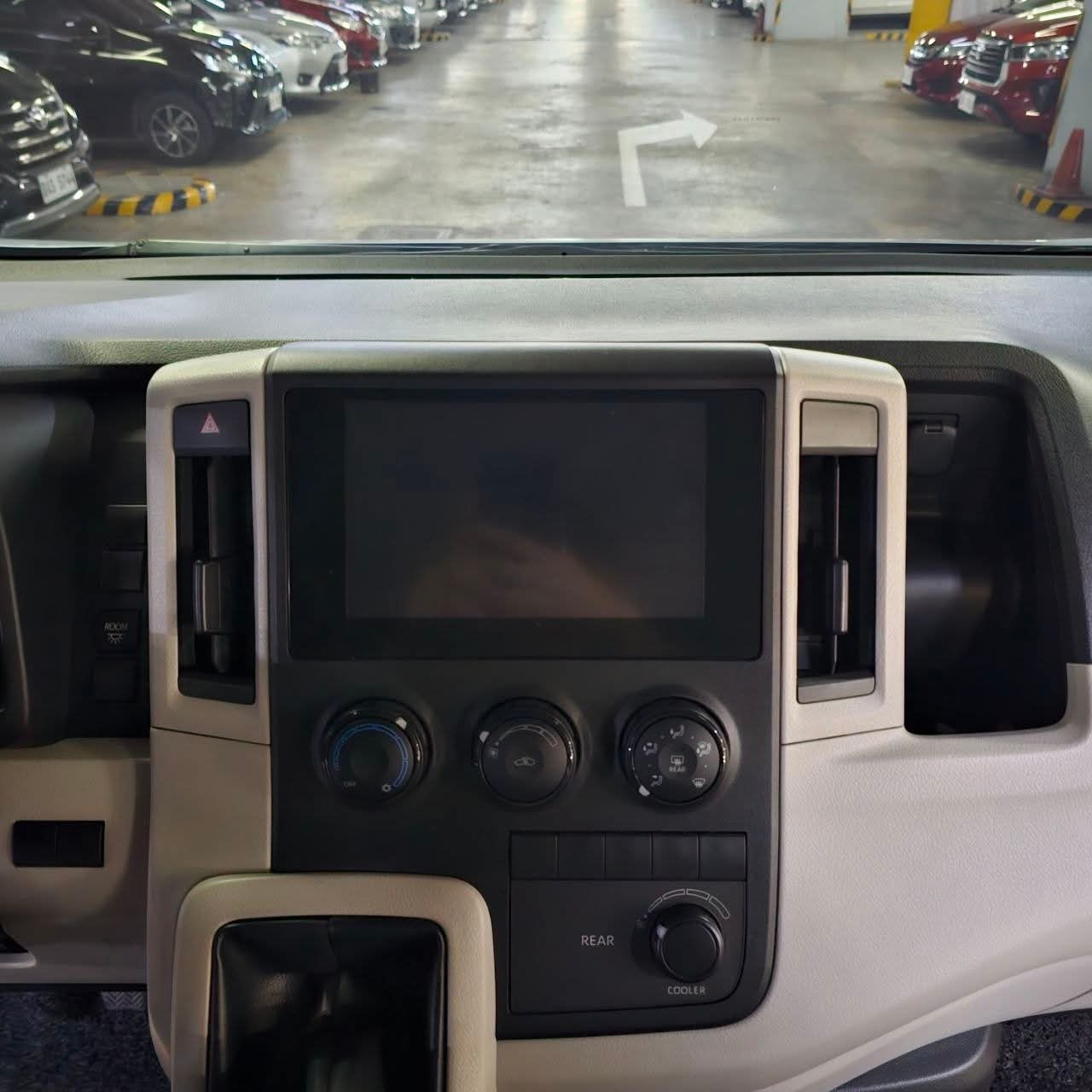 
								2024 Toyota Hiace Commuter Deluxe 2.8L DSL MT full									