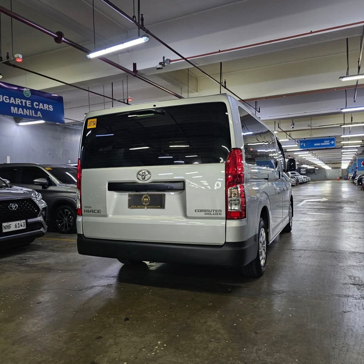 
								2024 Toyota Hiace Commuter Deluxe 2.8L DSL MT full									