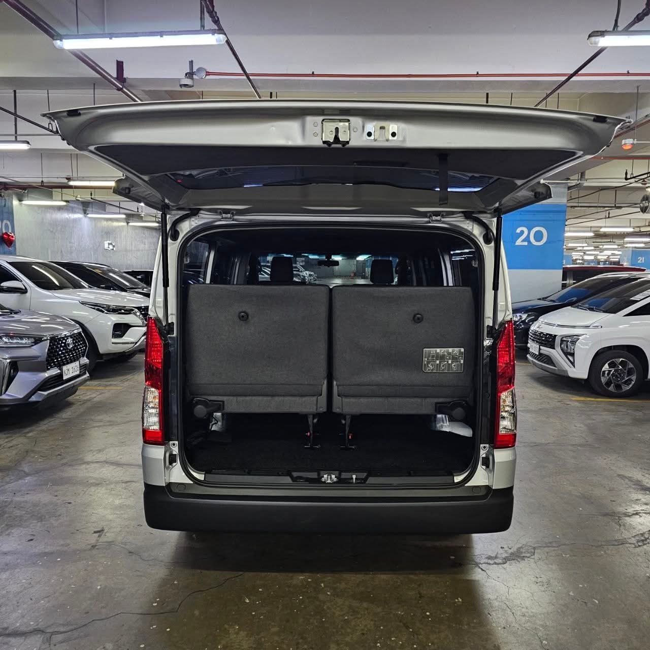 
								2024 Toyota Hiace Commuter Deluxe 2.8L DSL MT full									