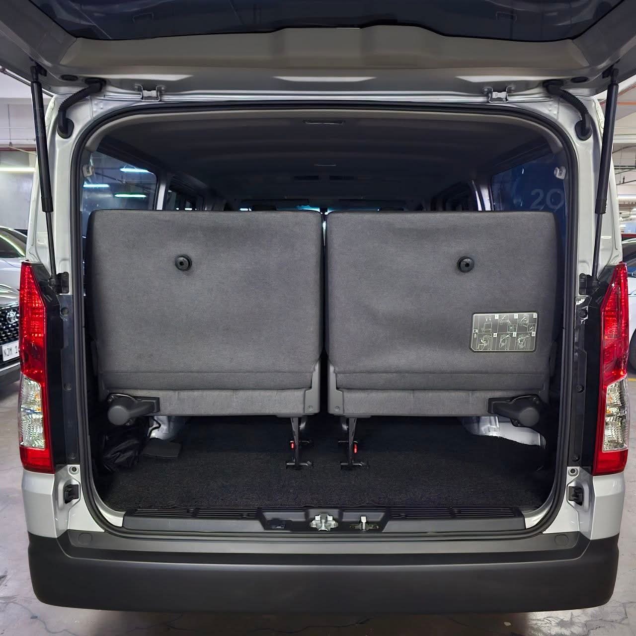 
								2024 Toyota Hiace Commuter Deluxe 2.8L DSL MT full									