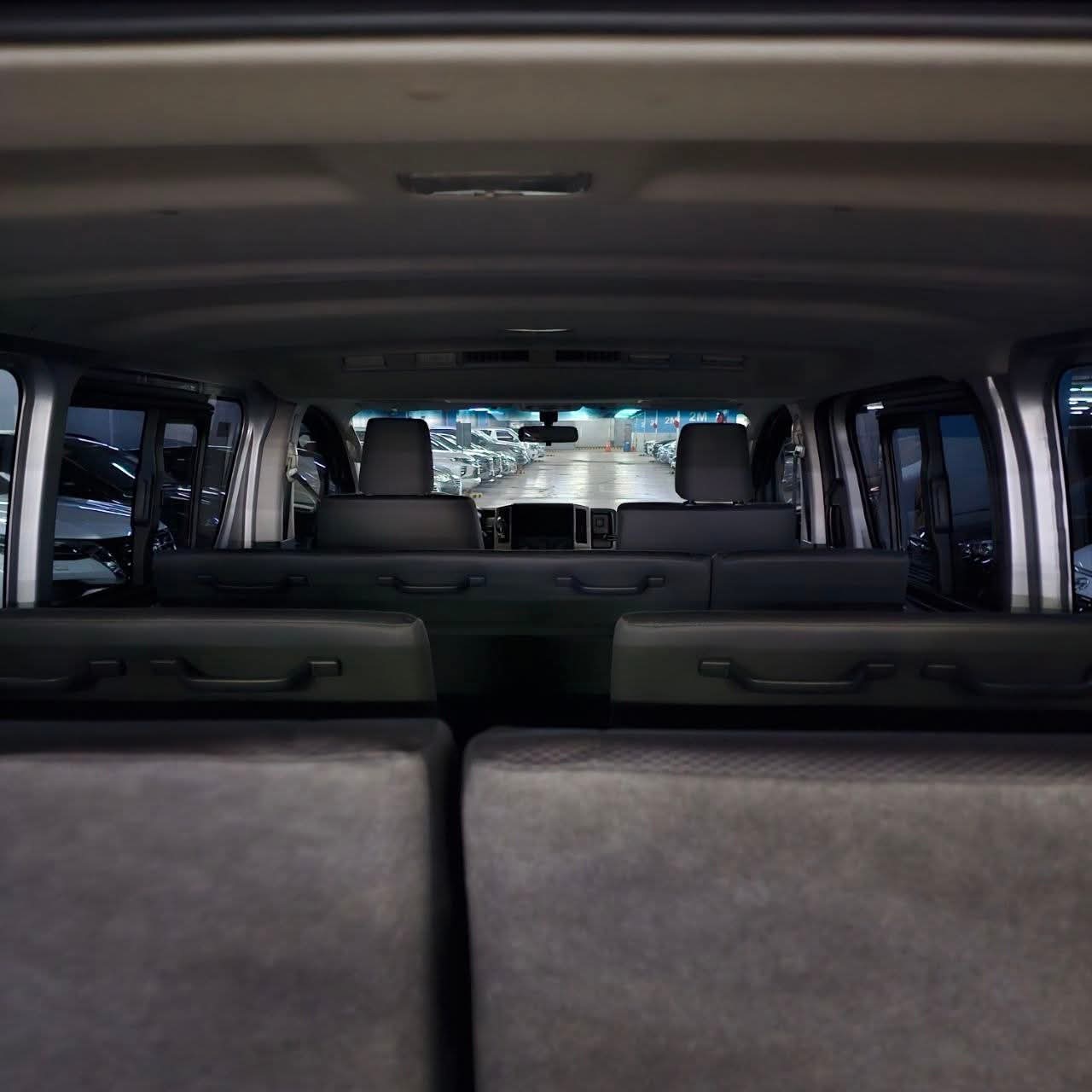 
								2024 Toyota Hiace Commuter Deluxe 2.8L DSL MT full									