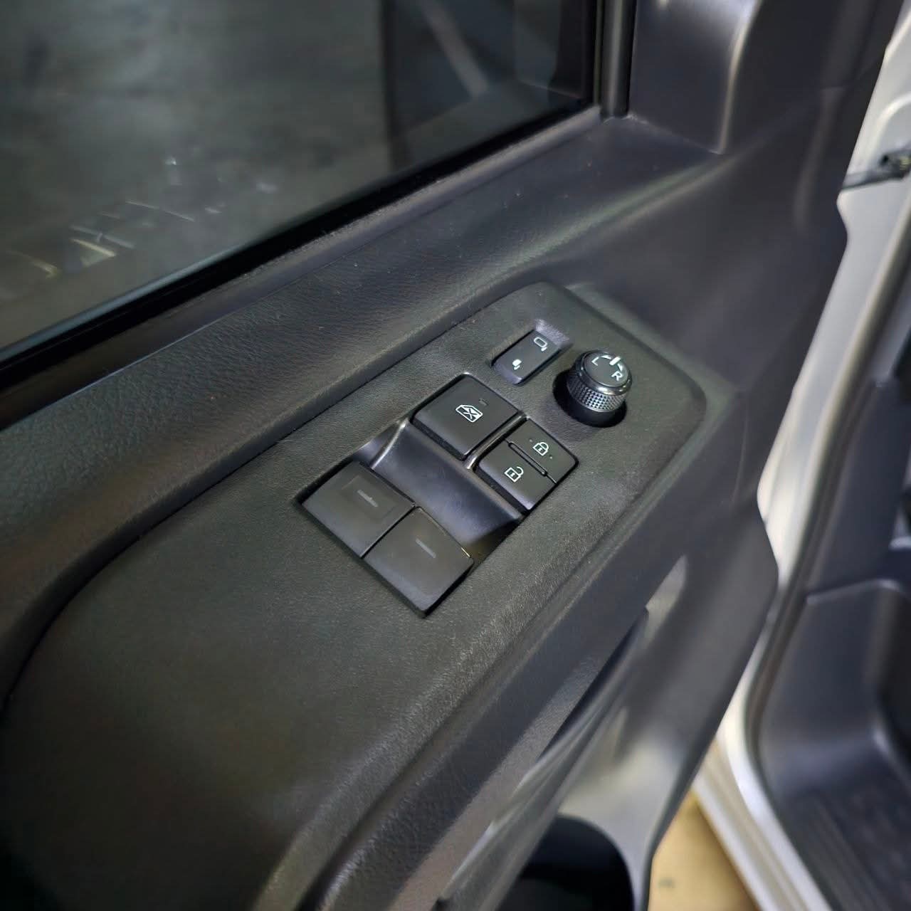 
								2024 Toyota Hiace Commuter Deluxe 2.8L DSL MT full									