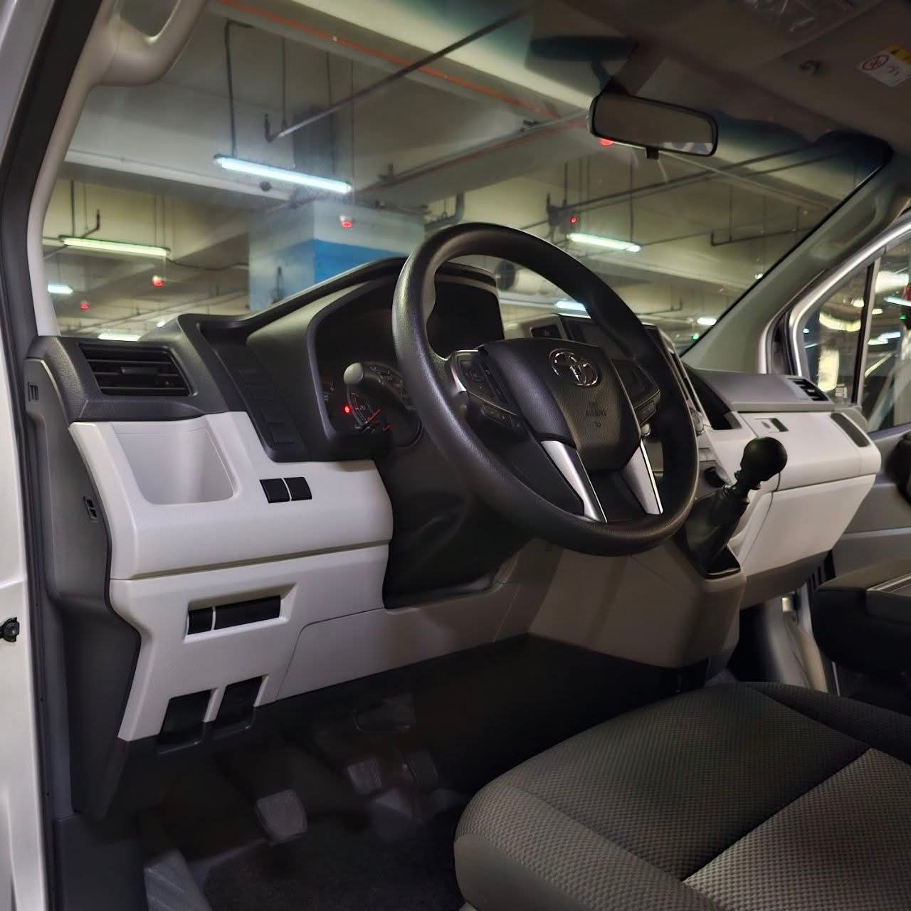 
								2024 Toyota Hiace Commuter Deluxe 2.8L DSL MT full									