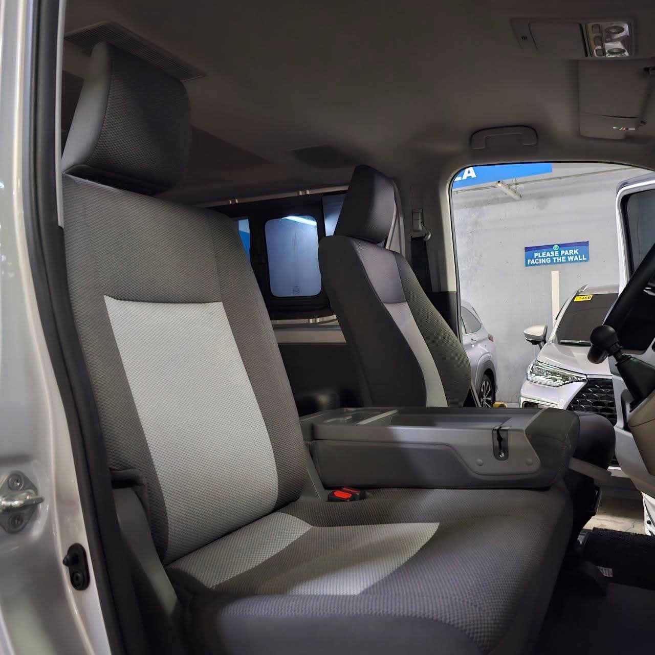 
								2024 Toyota Hiace Commuter Deluxe 2.8L DSL MT full									