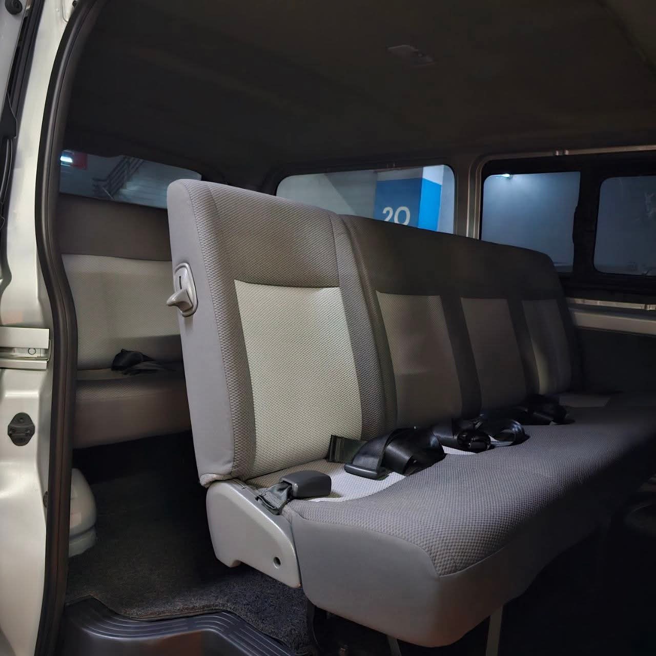 
								2024 Toyota Hiace Commuter Deluxe 2.8L DSL MT full									