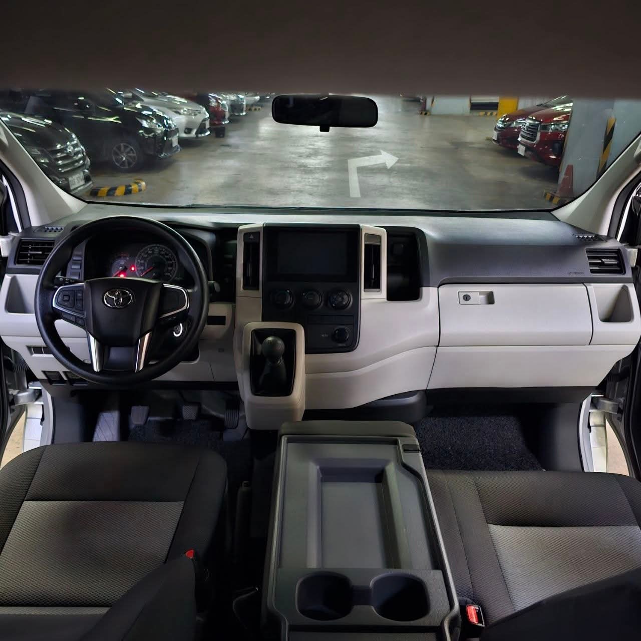 
								2024 Toyota Hiace Commuter Deluxe 2.8L DSL MT full									