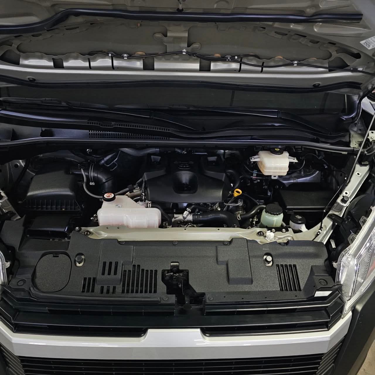 
								2024 Toyota Hiace Commuter Deluxe 2.8L DSL MT full									