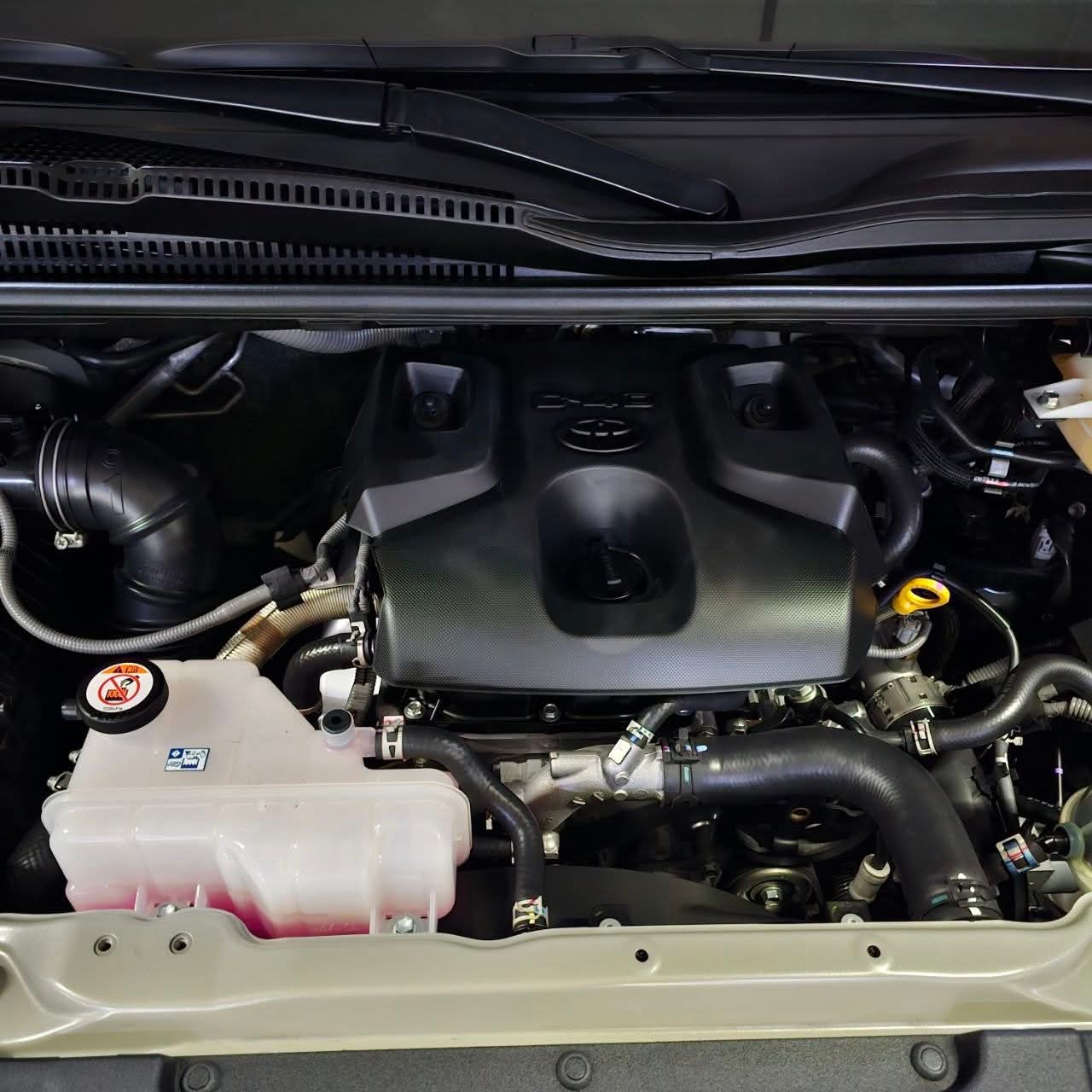 
								2024 Toyota Hiace Commuter Deluxe 2.8L DSL MT full									