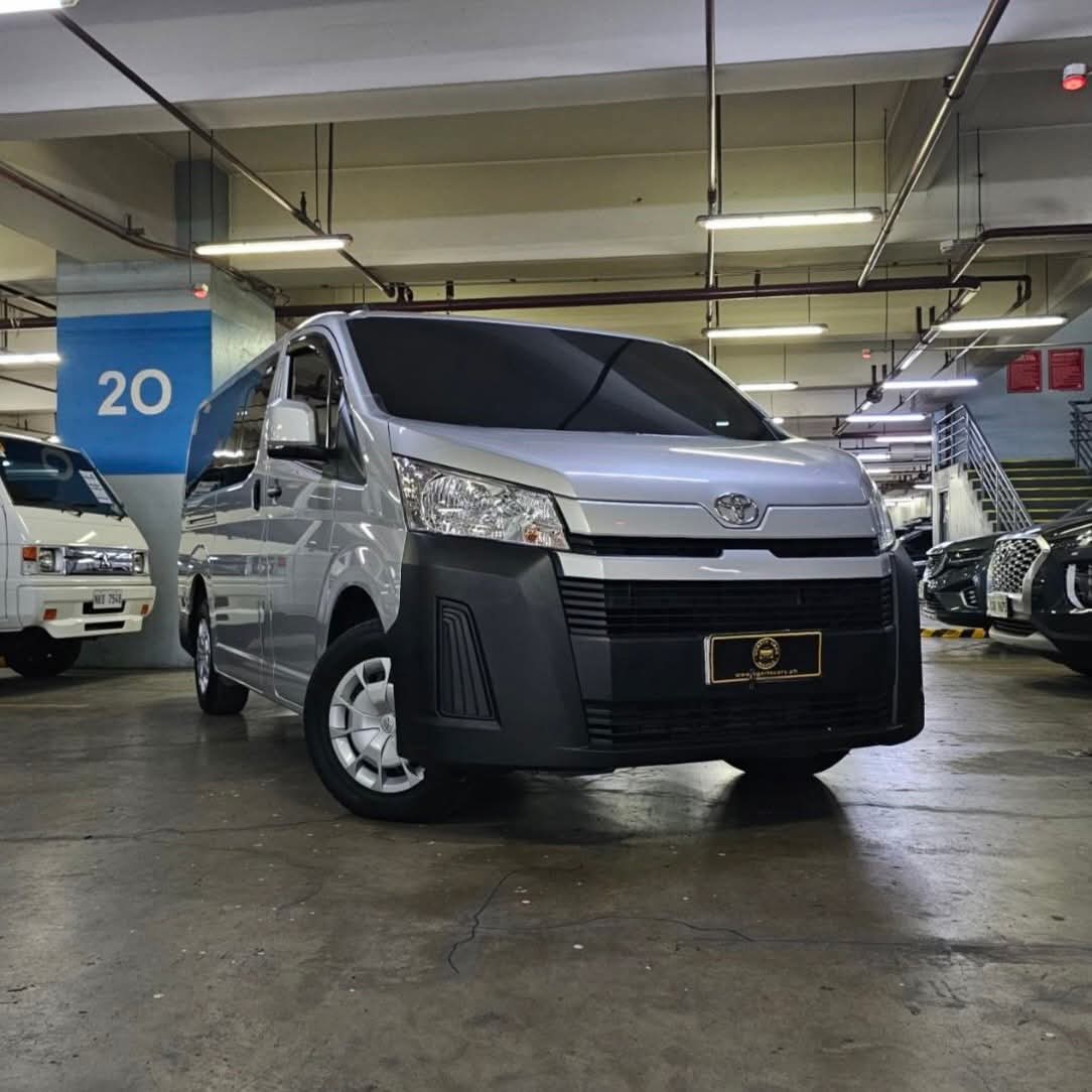 
								2024 Toyota Hiace Commuter Deluxe 2.8L DSL MT full									