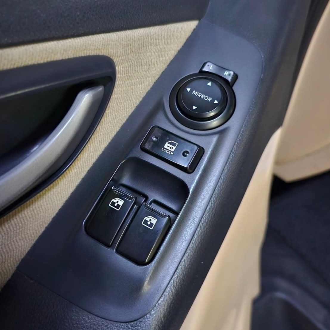 
								2016 Hyundai Grand Starex 2.5L DSL AT full									