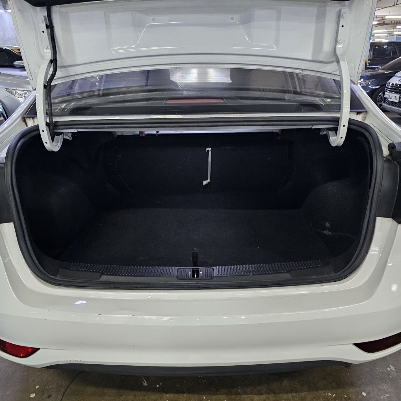 
								2023 MG 5 Core 1.5L AT full									