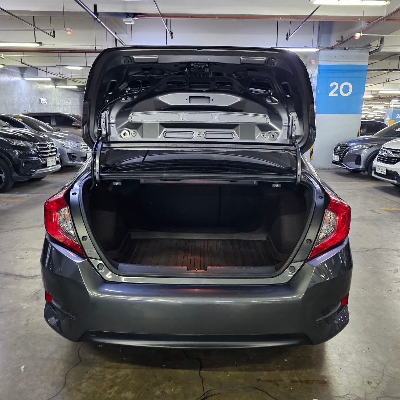 
								2018 Honda Civic 1.8L E CVT AT full									