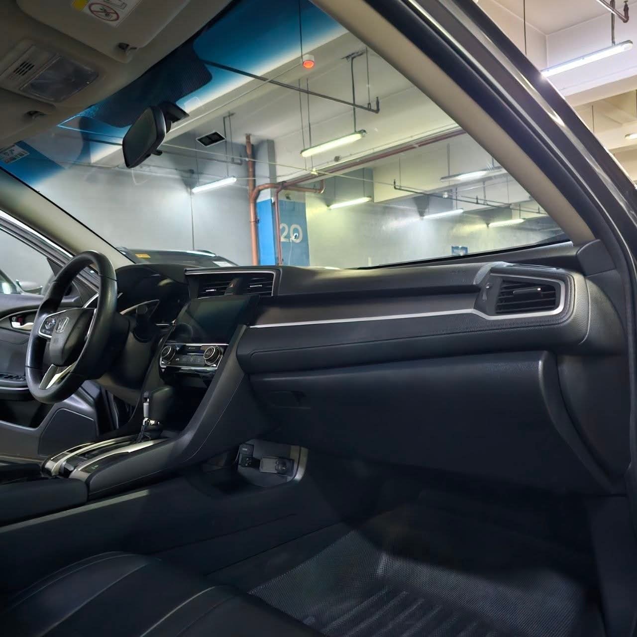 
								2018 Honda Civic 1.8L E CVT AT full									