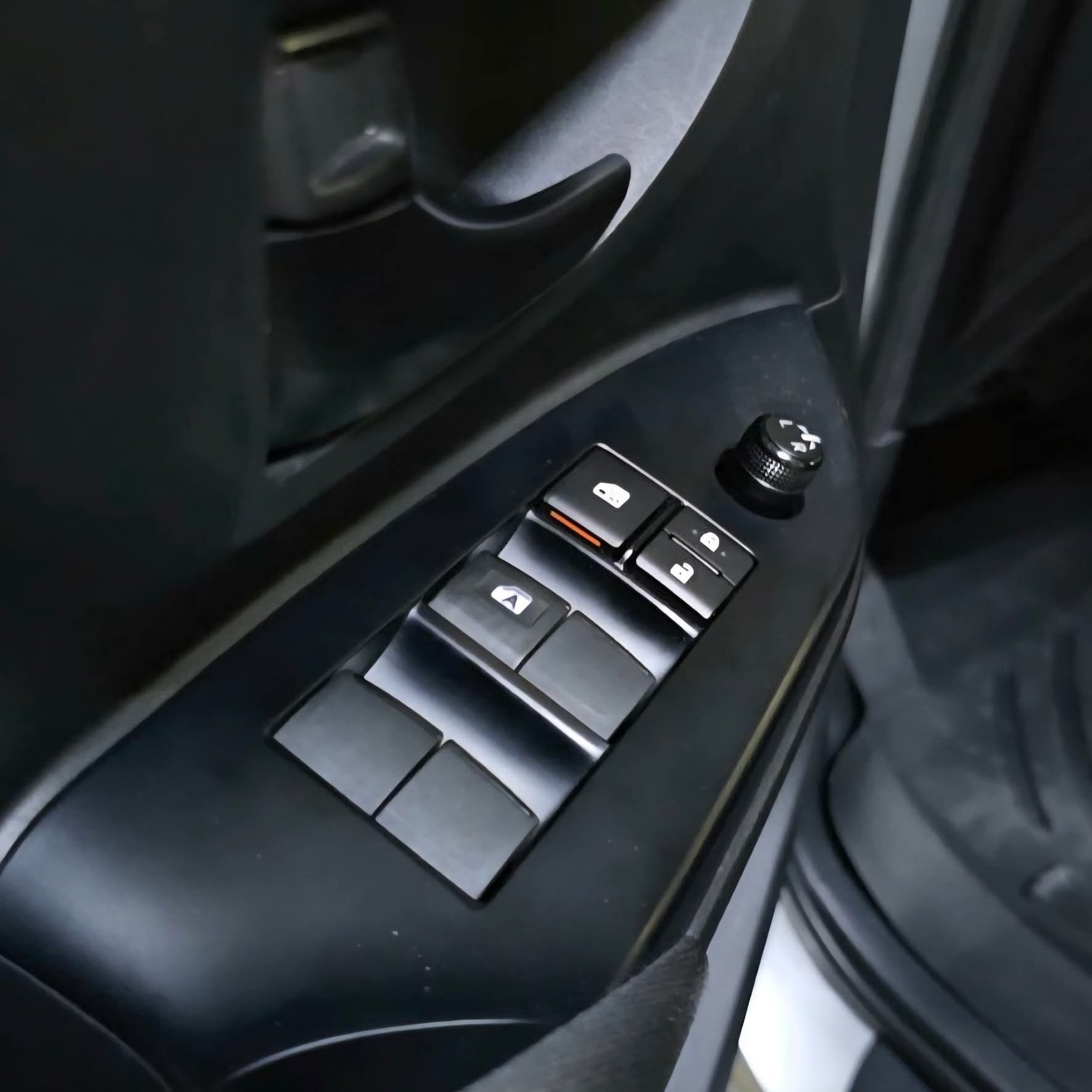 
								2025 Toyota Innova XE 2.8L DSL AT full									