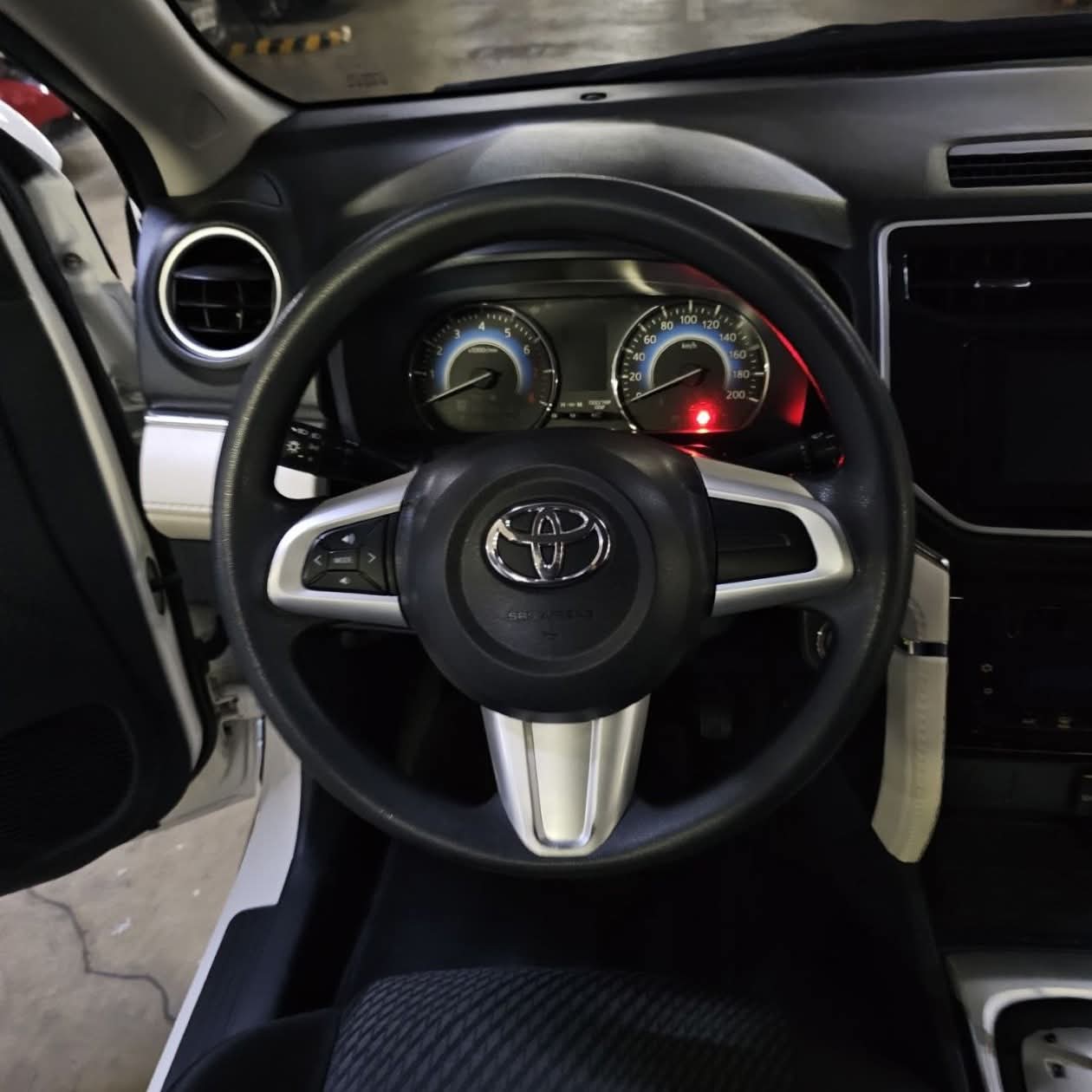 
								2019 Toyota Rush 1.5L E AT full									