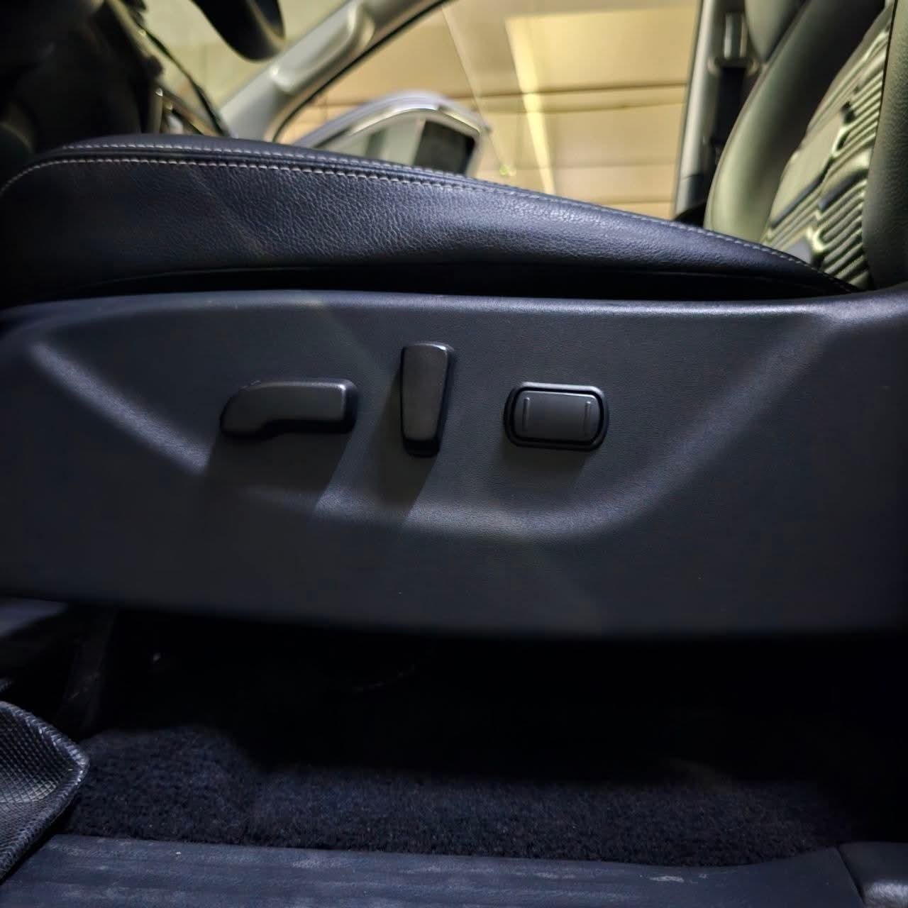 
								2023 Nissan Navara 2.5L 4×2 VL Calibre DSL AT full									