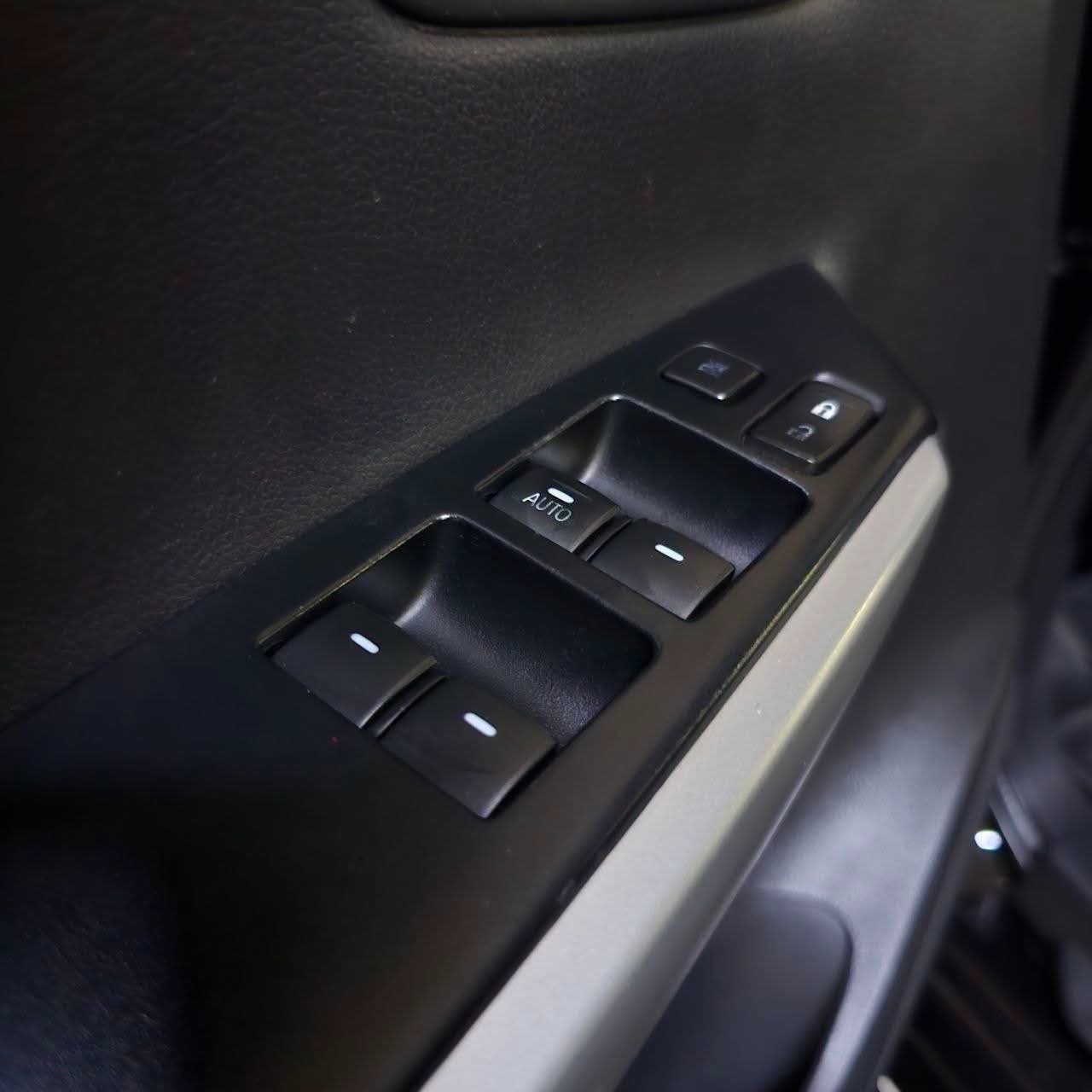 
								2017 Mitsubishi Montero Sports GLS 4X2 2.4L DSL AT full									