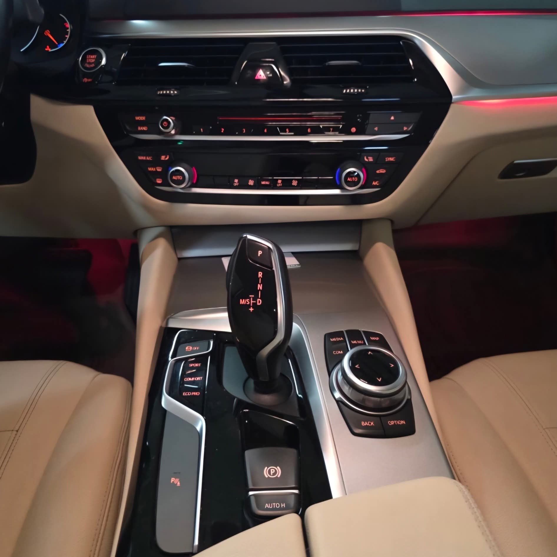 
								2018 BMW 520D 2.0L DSL AT full									