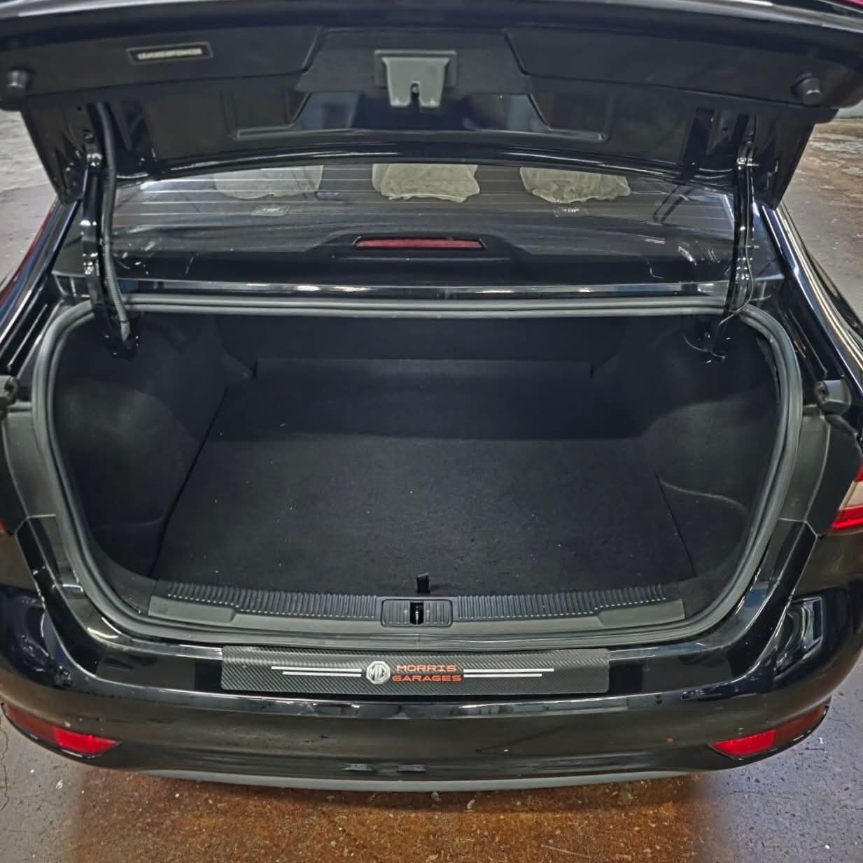 
								2023 MG 5 Core 1.5L AT full									