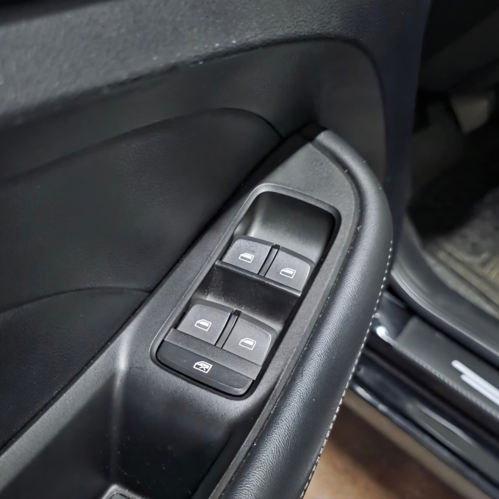 
								2023 MG 5 Core 1.5L AT full									