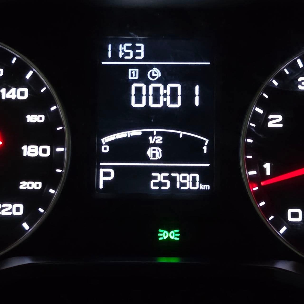 
								2023 MG 5 Core 1.5L AT full									