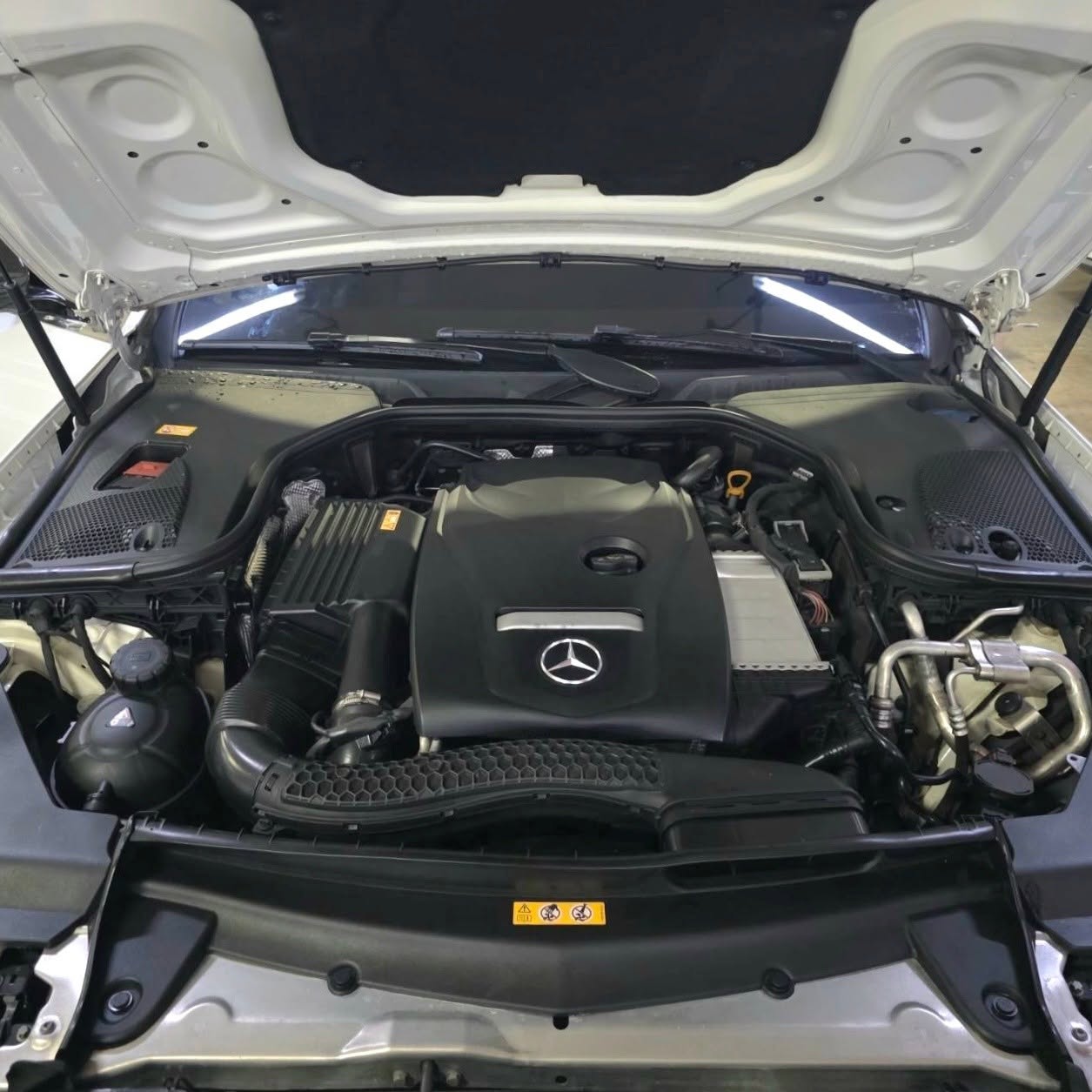 
								2016 Mercedes-Benz E200 Avantgarde 2.0 Gas AT full									