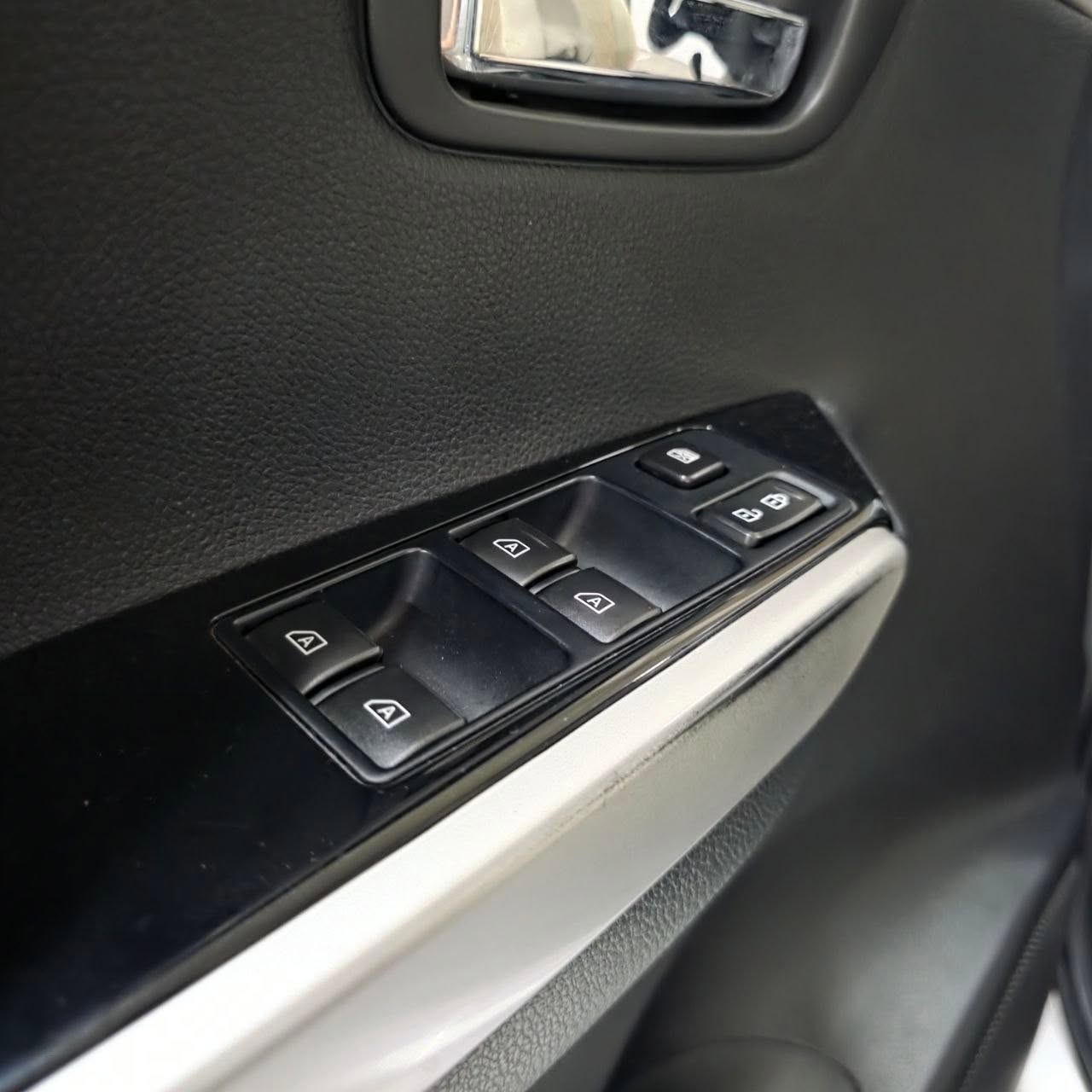 
								2023 Mitsubishi Montero Sport GLX 4X2 2.4L DSL MT full									