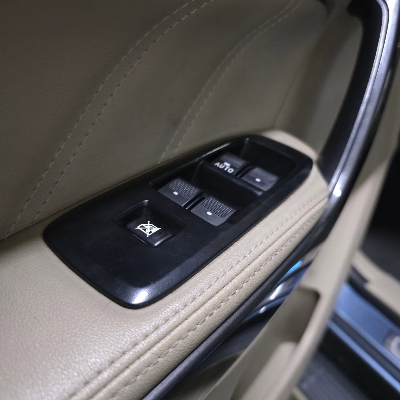 
								2016 Ford Everest Titanium 4×2 2.2L DSL AT full									