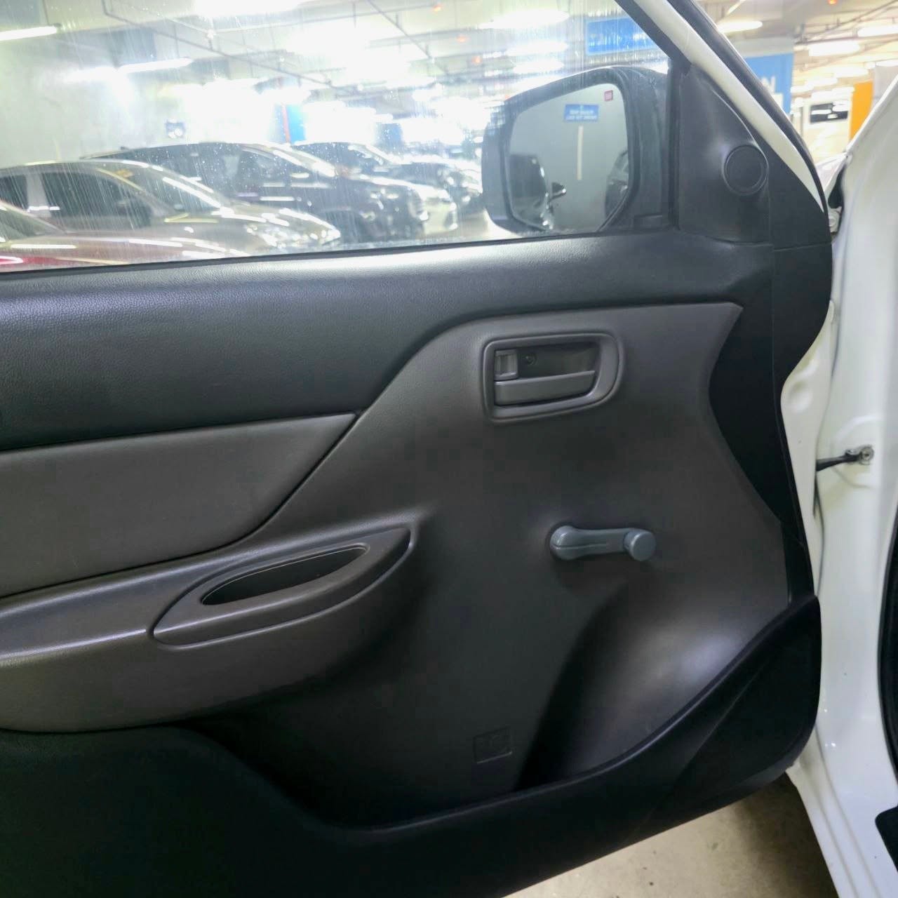 
								2016 Mitsubishi L200 Cab and Chassis 2.5L DSL MT full									