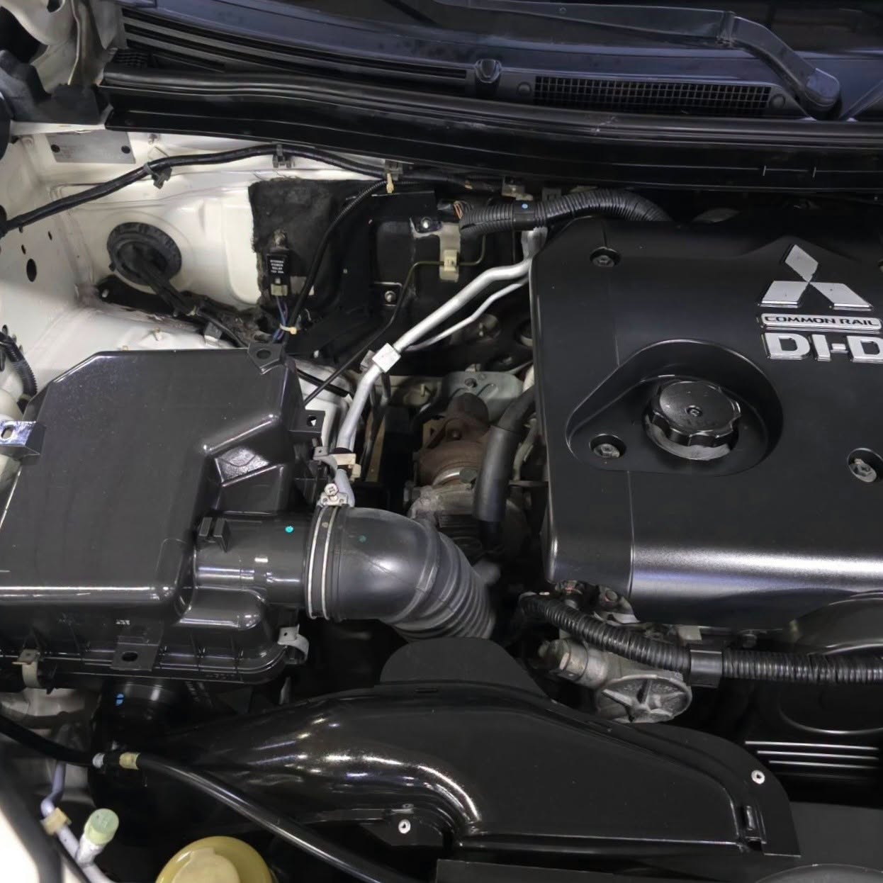 
								2016 Mitsubishi L200 Cab and Chassis 2.5L DSL MT full									