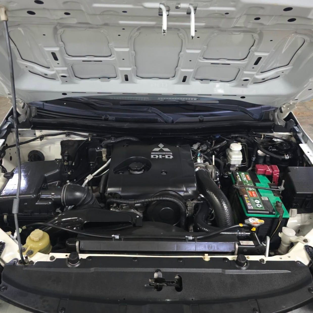 
								2016 Mitsubishi L200 Cab and Chassis 2.5L DSL MT full									
